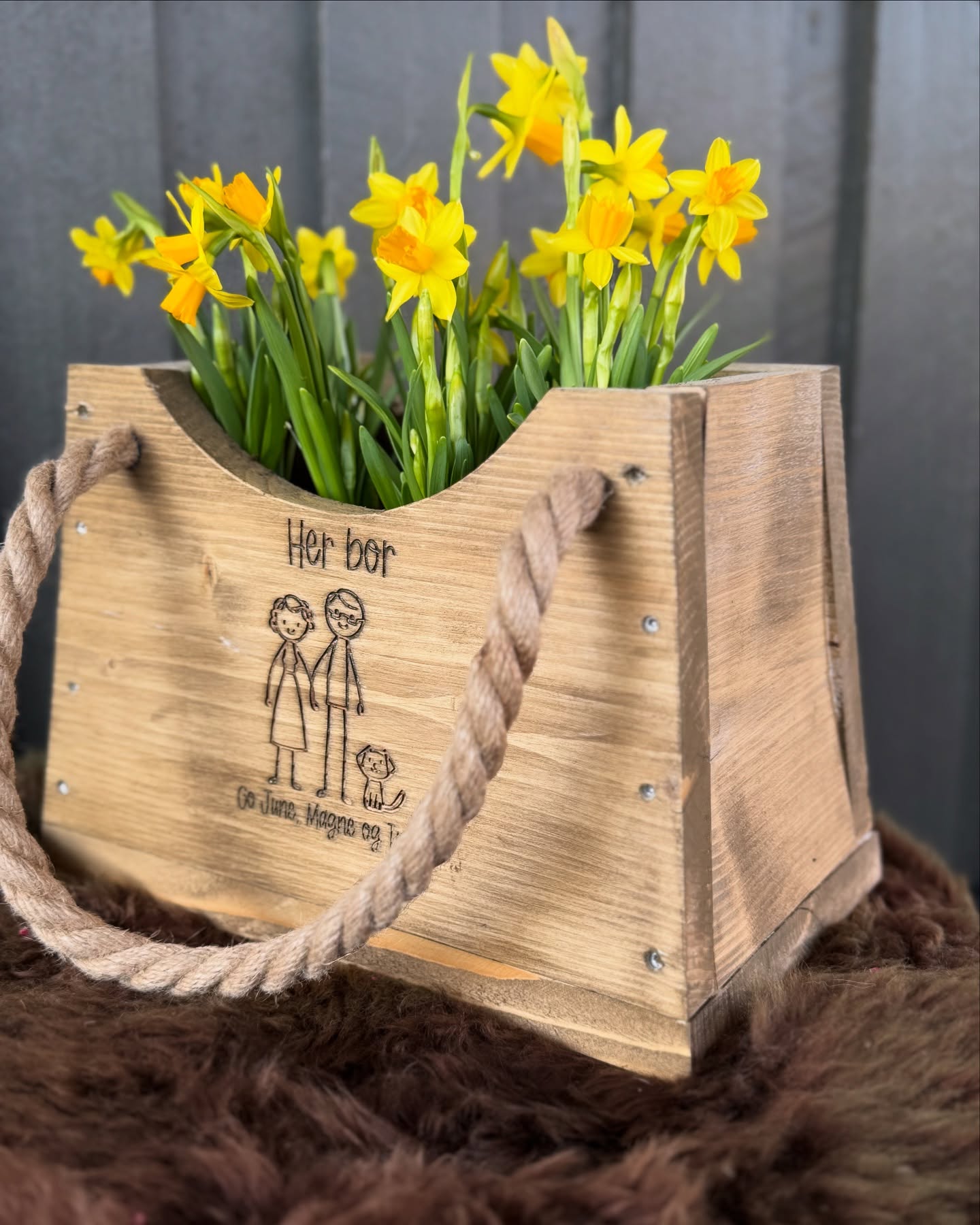 Blomsterkasse med gravering
