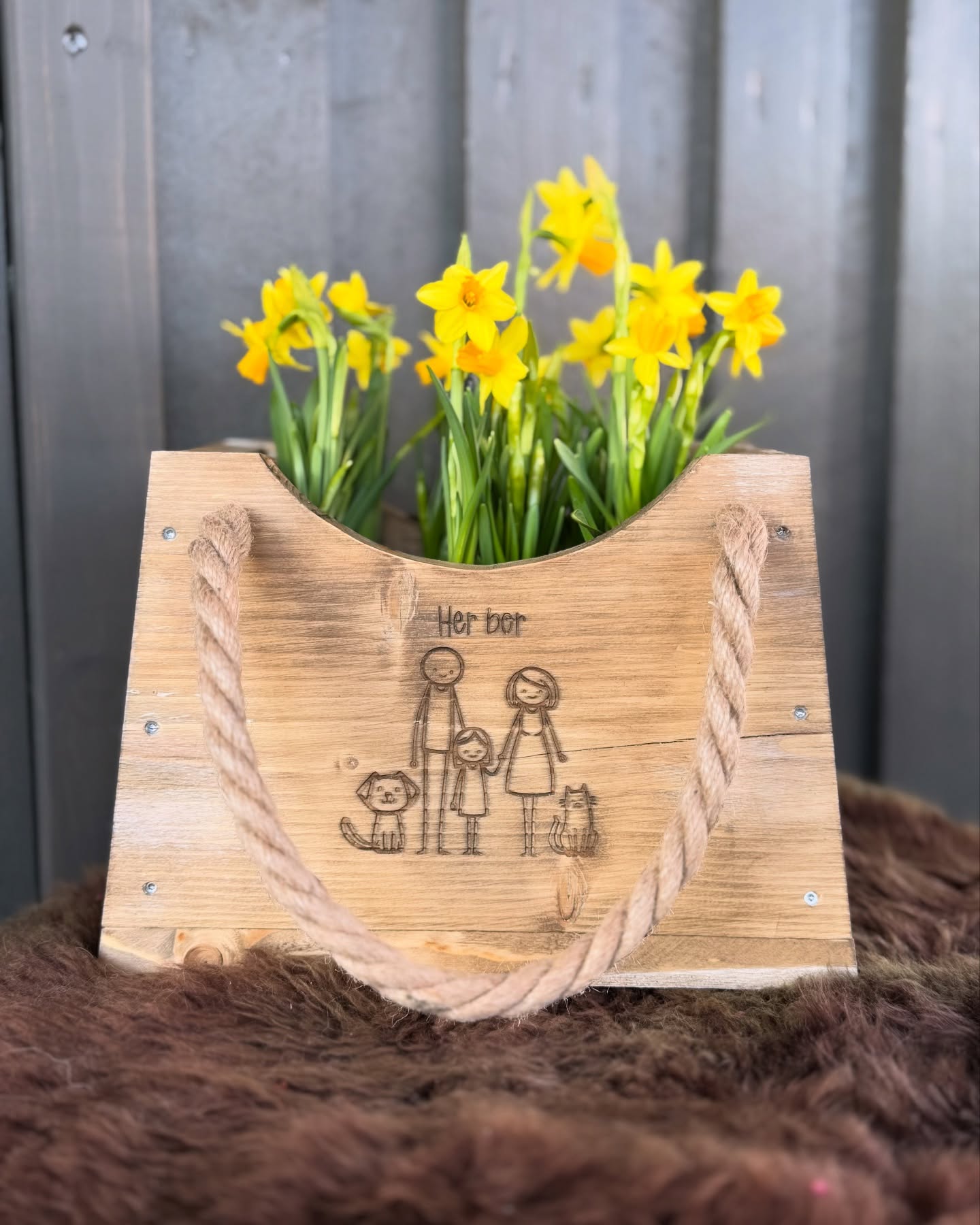 Blomsterkasse med gravering